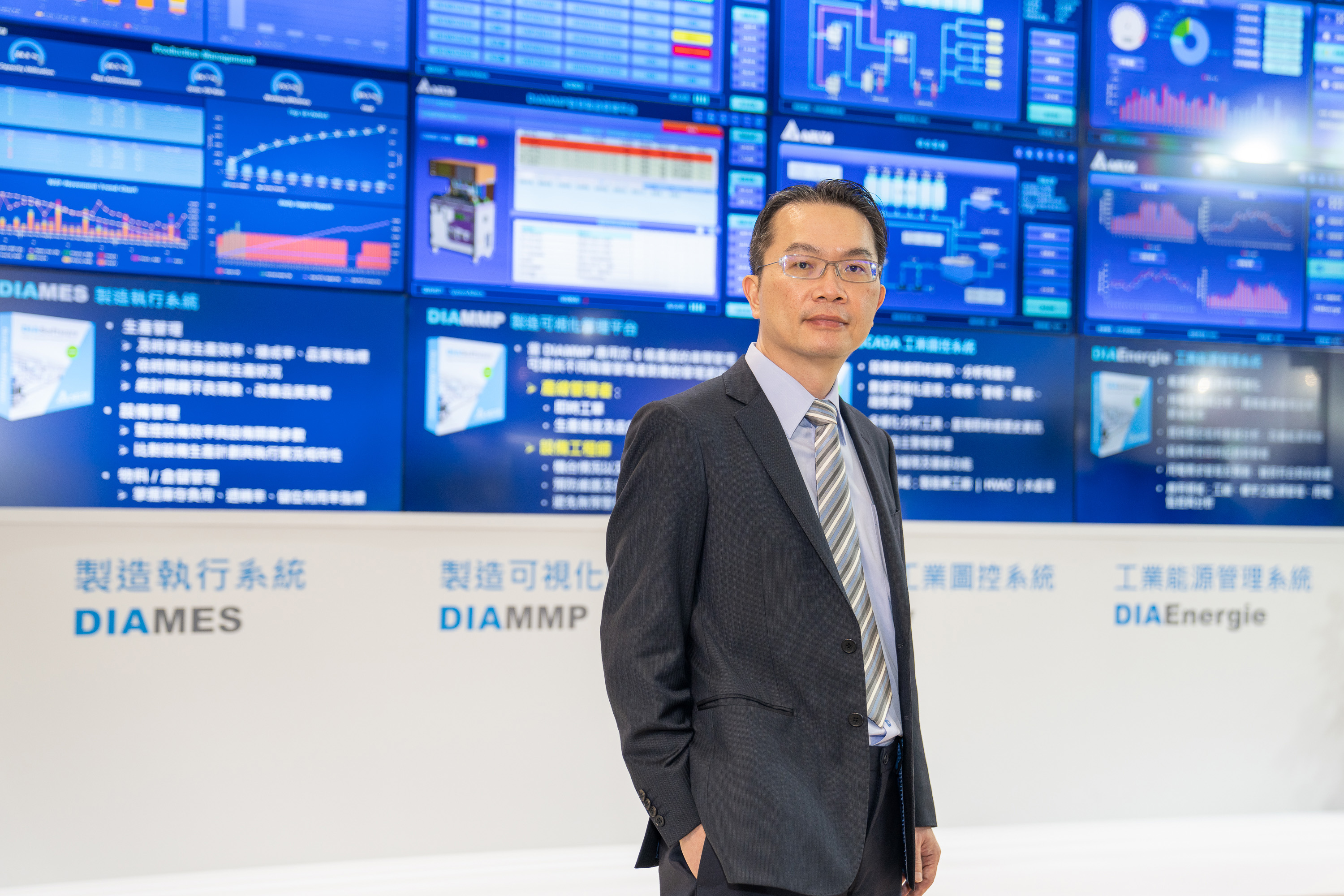 臺達機電事業(yè)群劉佳容總經(jīng)理于臺北國際自動化工業(yè)大展說明臺達整合云端物聯(lián)、智能設備、自動化軟硬件所開發(fā)的智能制造解決方案